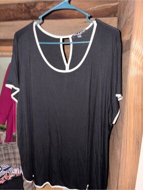 Cable & Gauge Black Short Sleeve Top with White Trim